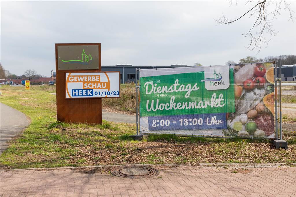 Neuer Standort und neuer Tag: Der Heeker Wochenmarkt hat sich nach seinem Revival im November 2022 gut entwickelt und ist dabei, sich wieder in der Gemeinde zu etablieren.