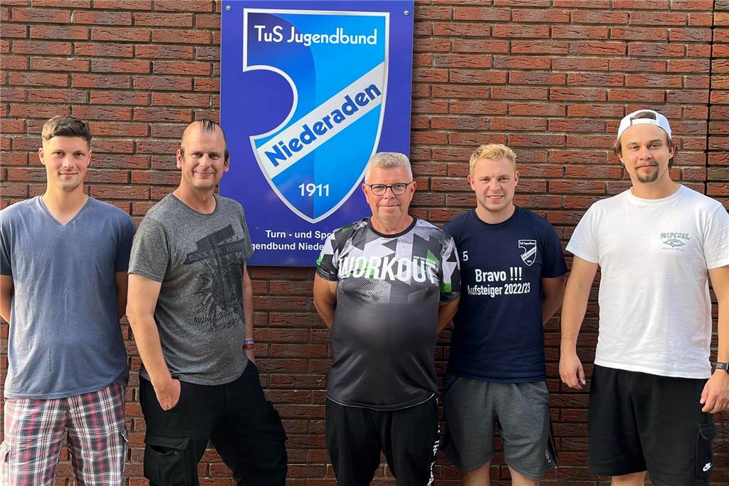 TuS Niederaden stellt sich neu auf: Aktiver Spieler übernimmt Posten Neuer Vorstand des TuS Niederaden: Beisitzer Jan Siemund, zweiter Vorsitzender Sebastian Weber, erster Vorsitzender Thorsten Springer, Geschäftsführer Mark Hilgert, Beisitzer Robin Franke (v.l.).
