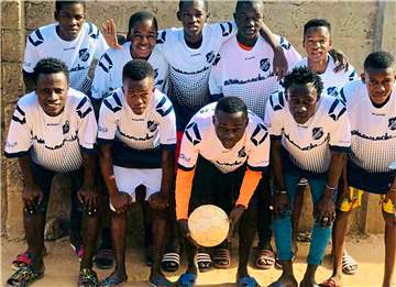 Neues Outfit: Die Shirts des SV Hochlar 28 sind beim FC Duwasu in Gambia der neue Renner.