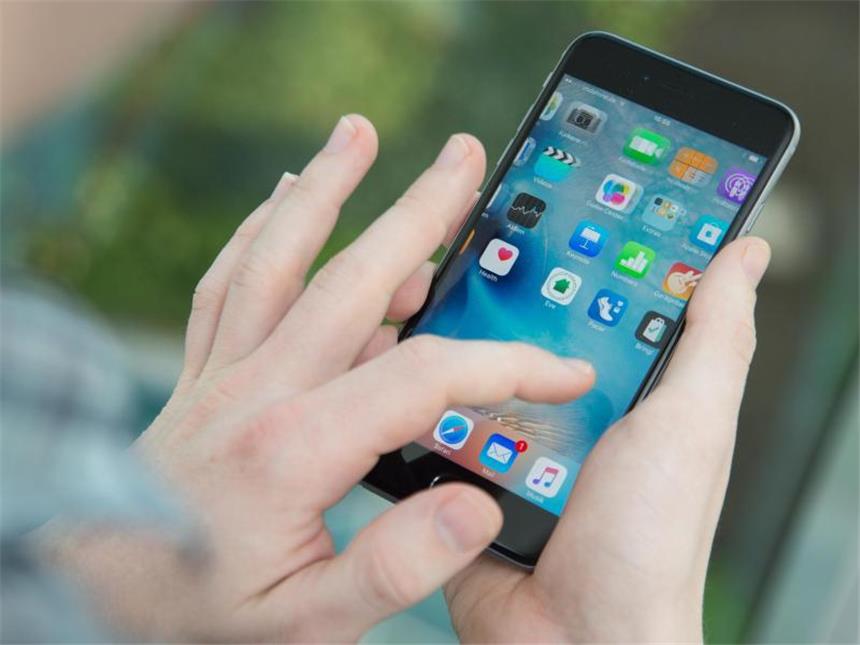Neuheiten von Apple: Das iPhone 6S und 6S Plus im Test Neues Telefon, neue Preise. Das 6S gibt es mit 16 Gigabyte (GB) Speicher ab rund 740 Euro. Das iPhone 6S gibt es ab 849 Euro aufwärts. Foto: Andrea Warnecke