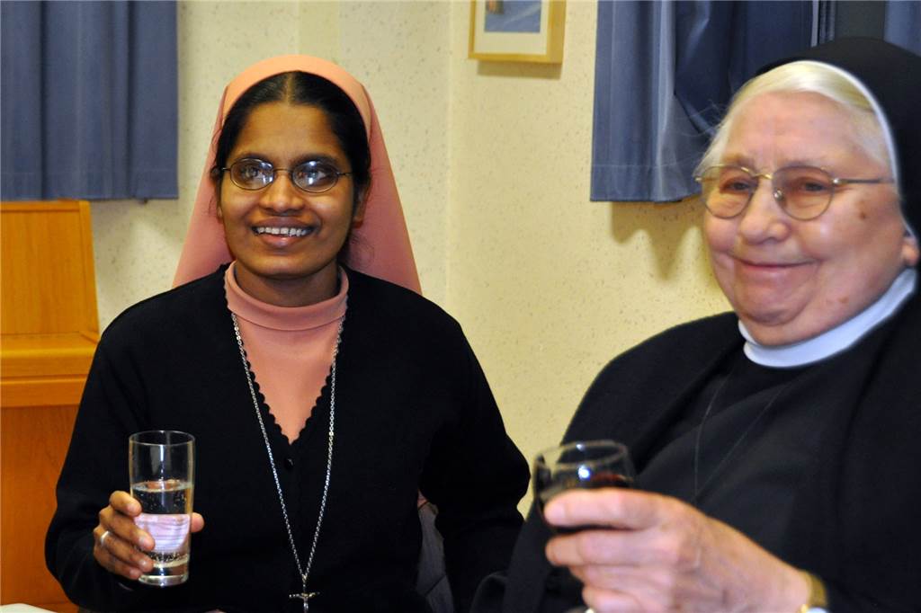 Viele Bilder: Die schönsten Erinnerungen an die Ordensschwestern am Sixtus-Hospital Neujahrsempfang 2014 der Pfarrei St. Sixtus: Smalltalk mit den Ordensschwestern.