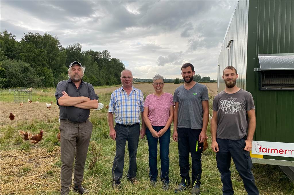 Ohne Neuland würde es den Hof Jücker in Werne nicht mehr geben Neuland-Geschäftsführer Christoph Dahlmann (l.) mit Michael (v.l.), Toni, Johannes und Christian Jücker vor dem mobilen Hühnerstall auf dem Hof Jücker.