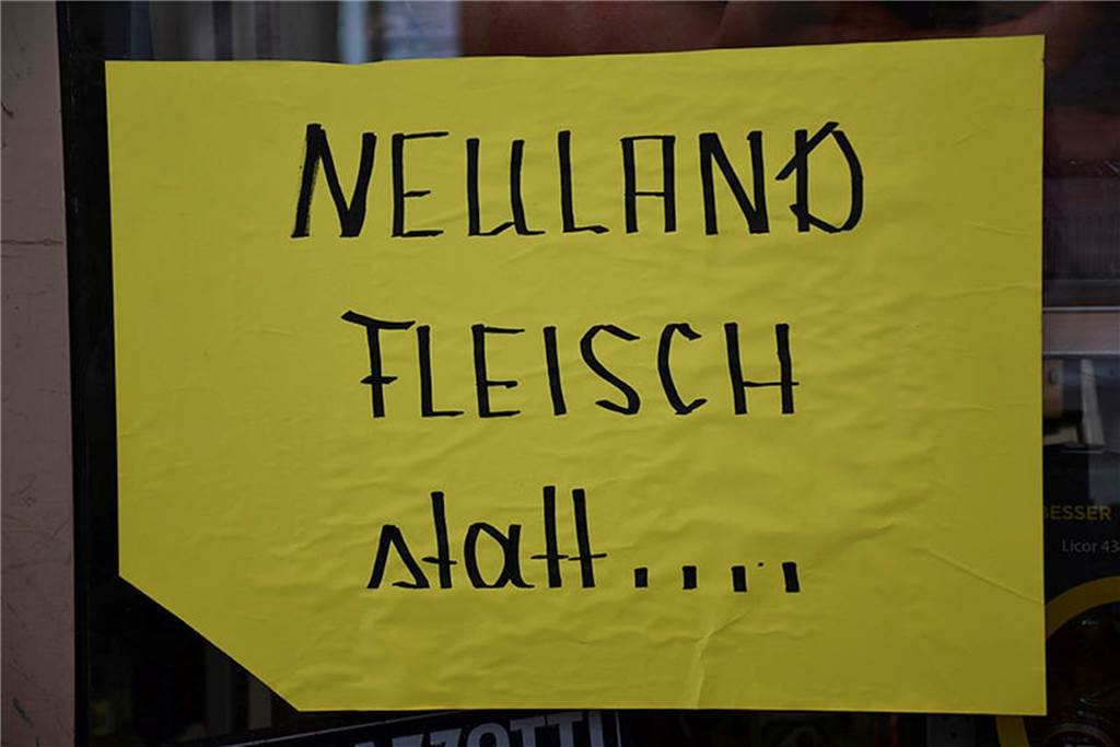 Tönnies-Skandal lässt viele Werner Kunden beim Fleischeinkauf umdenken Neulandfleisch statt Fleisch aus der Massentierhaltung: Dieser Kaufempfehlung folgen viele Werner.