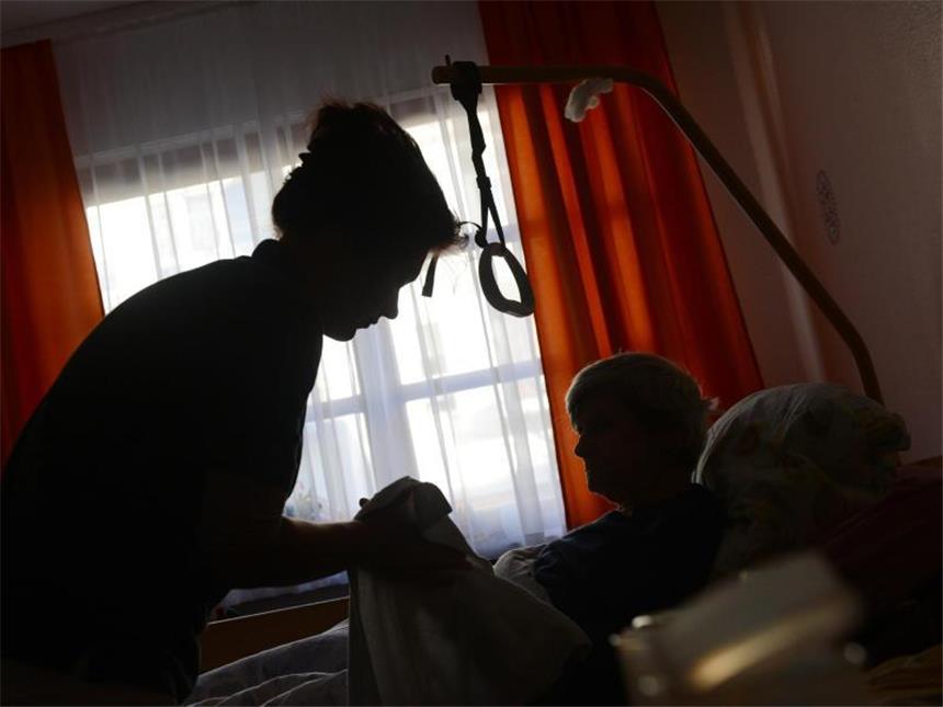 Mit den Patienten unter einer Decke: Prozess um Pflegebetrug Neun Angeklagte stehen in Düsseldorf wegen des Vorwurfs millionenschwerer falscher Abrechnungen mit Pflegeleistungen vor Gericht. Foto: Jens Kalaene/Symbolbild