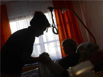 Neun Angeklagte stehen in Düsseldorf wegen des Vorwurfs millionenschwerer falscher Abrechnungen mit Pflegeleistungen vor Gericht. Foto: Jens Kalaene/Symbolbild
