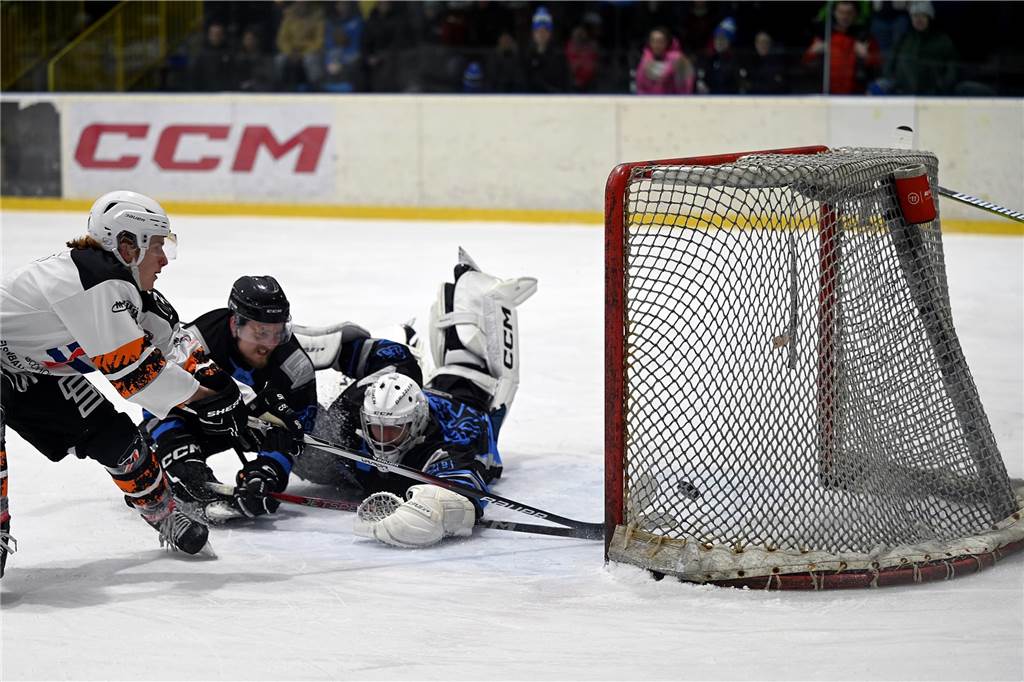 Entscheidung vertagt: Bergkamener Grizzlys gehen gegen Dinslaken unter Tor beim Eishockey.