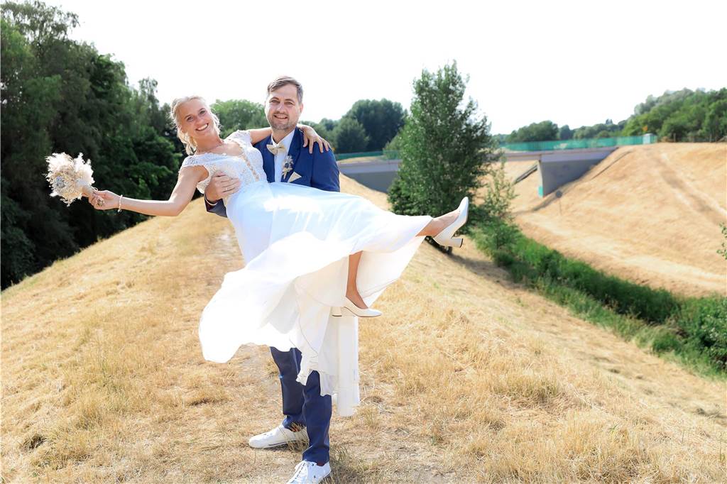 Frederike und Nils haben geheiratet: „Wir brauchen für alles etwas länger“ Neun Jahre haben sich die beiden bis zur Hochzeit Zeit gelassen.