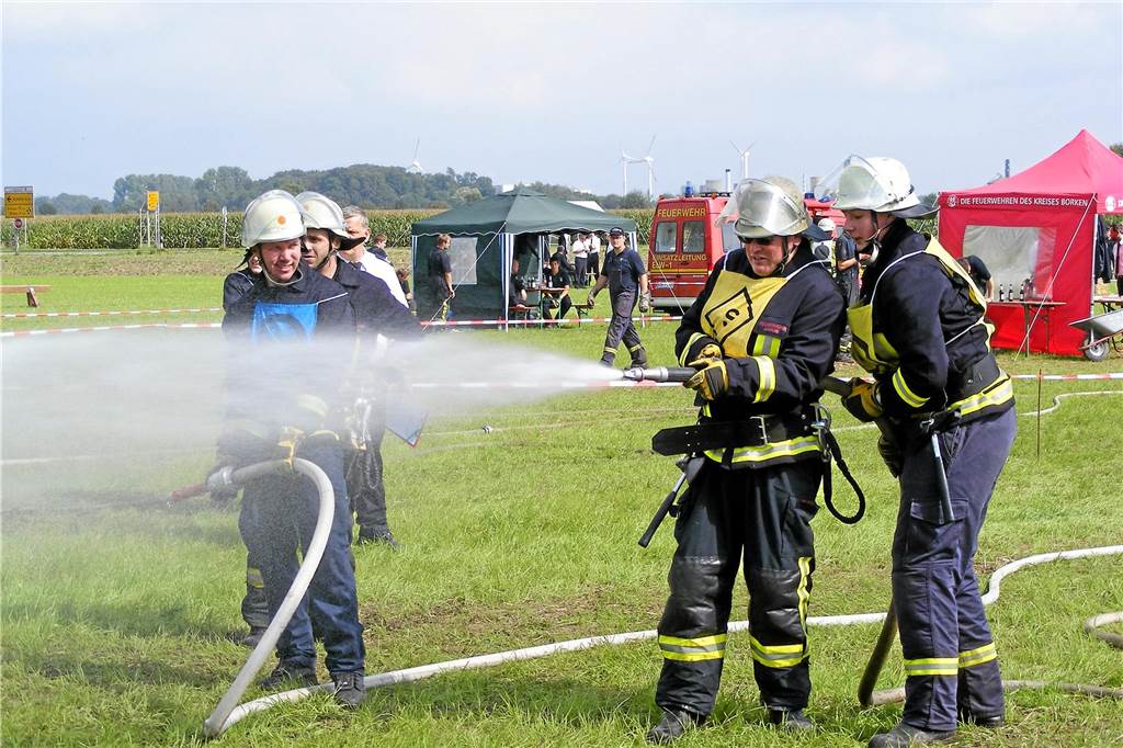 Generalprobe für Jubiläum: Freiwillige Feuerwehr veranstaltet Leistungsnachweis Feuerwehrleute mit Löschschlauch