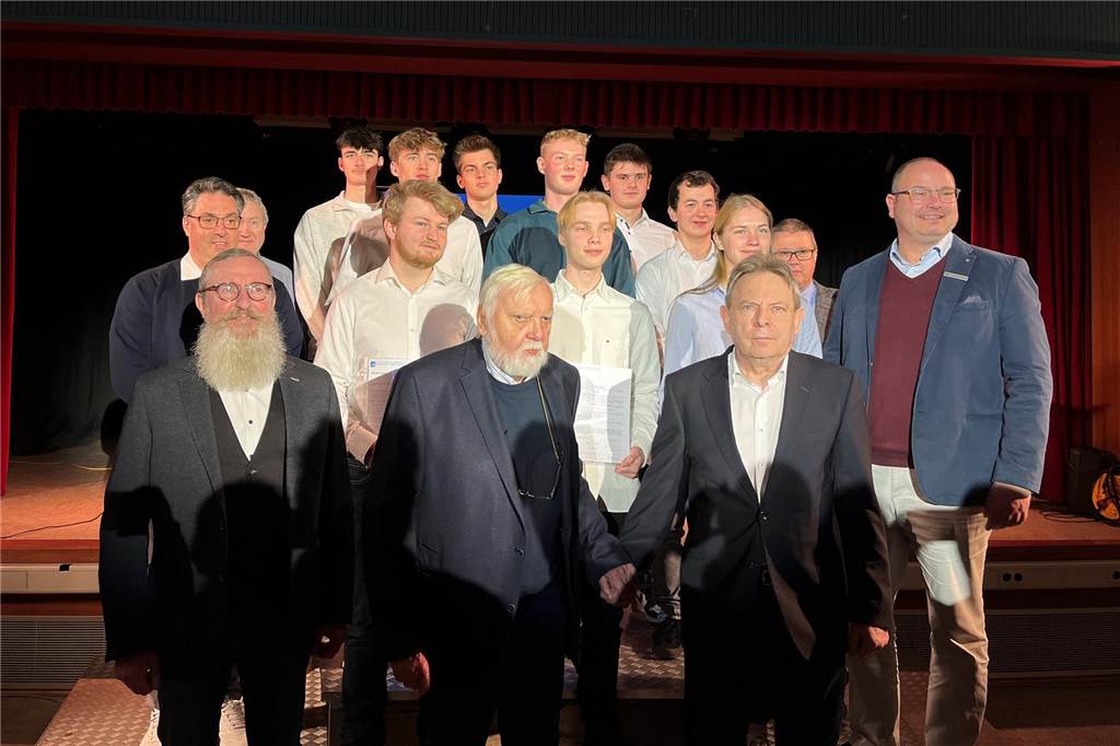 Schüler stellten Ergebnisse des Projektes „Innovation und Technik“ vor Schüler, Vertreter des VDI, Anwesende der auftraggebenden Firmen und Verantwortliche der Schule in der Aula der Gesamtschule Schermbeck.
