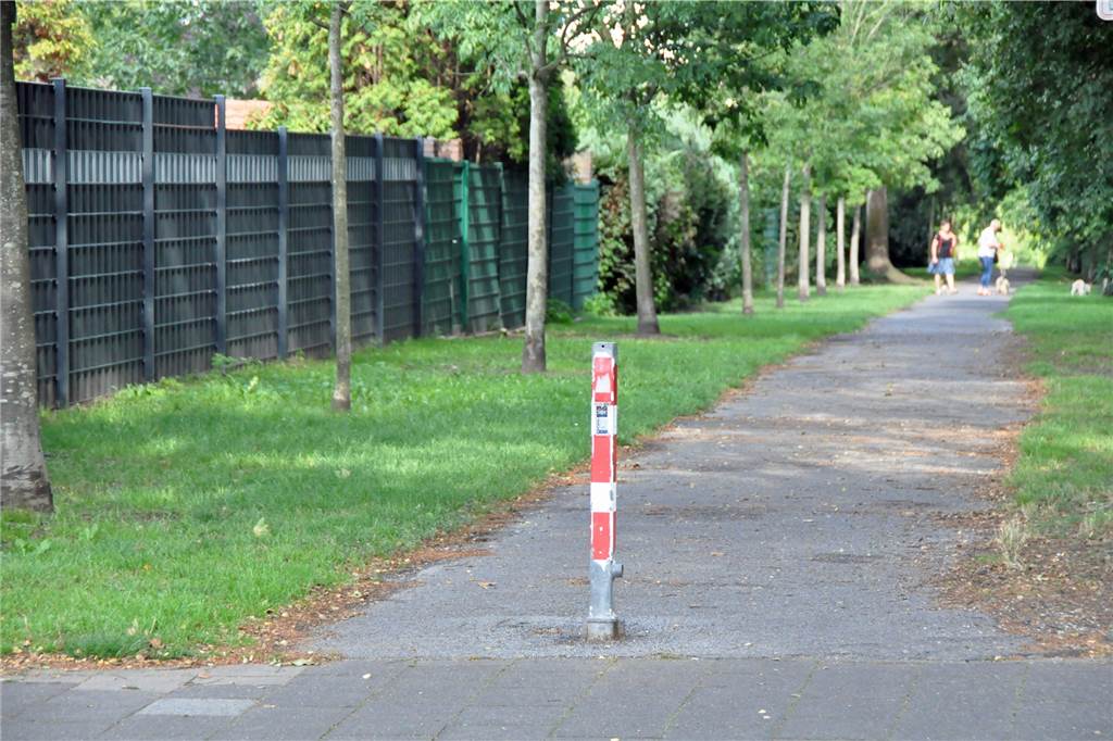 Geblutet nach Stolperfalle in Brambauer: Reparatur ließ auf sich warten Neun Tage hat es gedauert, bis der Pfosten an der Seilbahntrasse wieder eingesetzt wurde, wie auf der gegenüberliegenden Straßenseite.