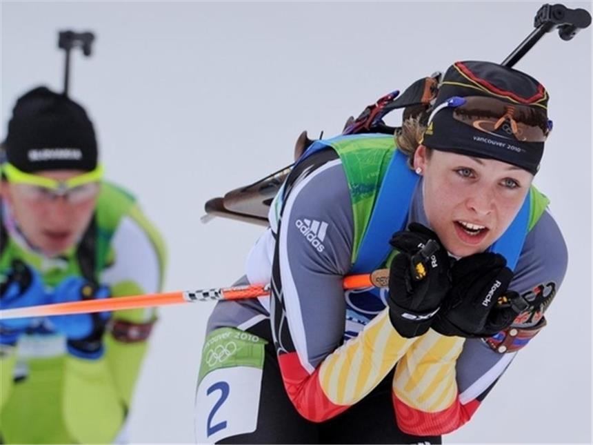 Neuner stürmt zu Gold: «Das ist der Wahnsinn» Neuner (r) lässtbei der Verfolgung die Slowakin Kuzmina (l) hinter sich.