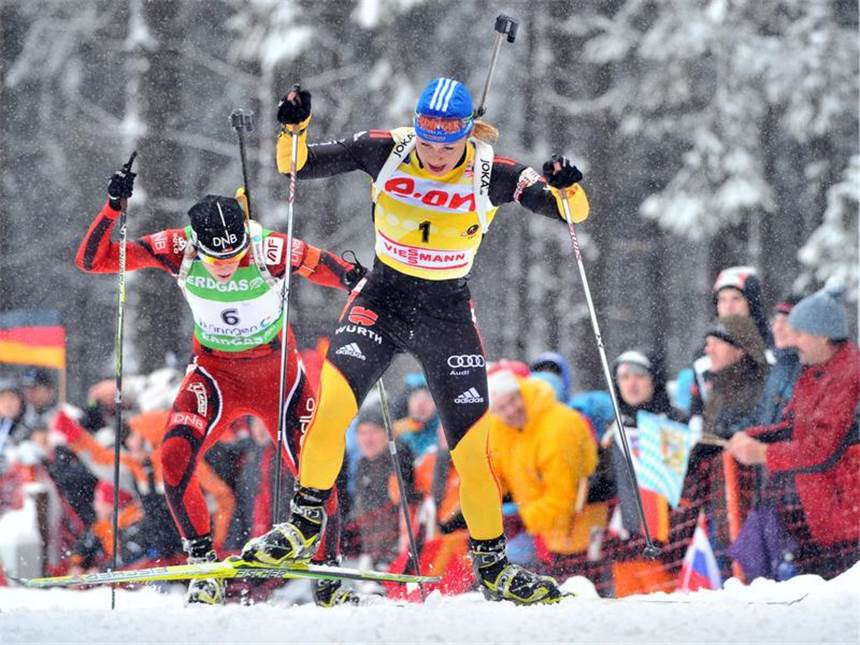 Die WM kann kommen: Neuner schon weltmeisterlich Neuner (r) überholt die Norwegerin Tora Berger auf dem Weg zum Ziel. Foto: Hendrik Schmidt