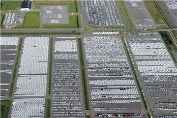 Neuwagen des Volkswagen-Konzerns auf dem Autoterminal neben dem VW-Werk in Niedersachsen. Foto: Ingo Wagner/Archiv