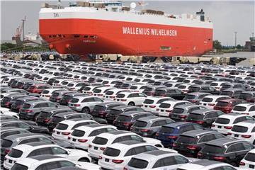 Neuwagen stehen an einem Autoterminal in Bremerhaven zur Verschiffung bereit. Foto: Ingo Wagner