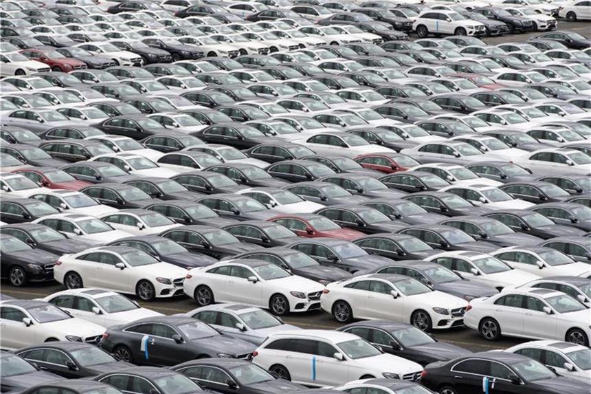 Trump will nach Drohung gegen Autobauer Gespräche Neuwagen von Mercedes-Benz stehenin Bremerhaven auf dem Autoterminal der BLG Logistics Group. Foto: Ingo Wagner/Illustration