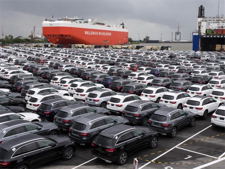 Wonnemonat Mai für Deutschlands Exporteure Neuwagen von Mercedes-Benz warten auf einem Autoterminal in Bremerhaven auf ihre Verschiffung. Foto: Ingo Wagner