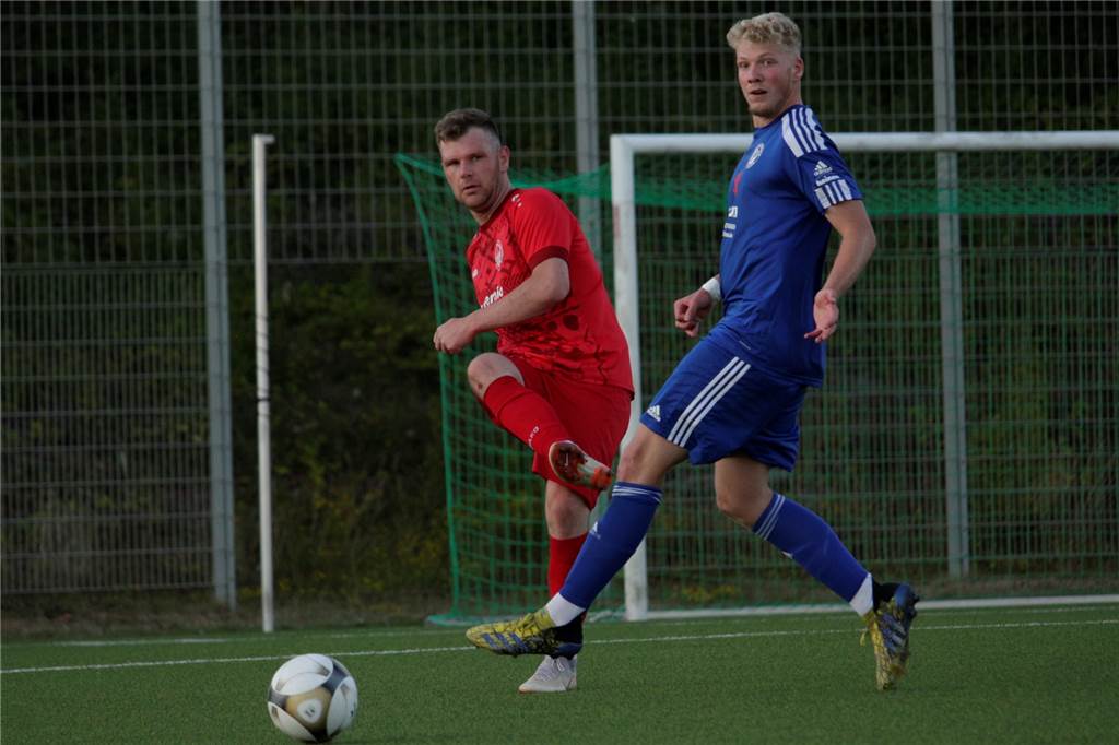 Wiedersehen mit Holzwickeder SC: TuRa Bergkamens „Lautsprecher“ Matthias Göke kassiert Schiri-Ansage Neuzugänge unter sich: TuRa Bergkamens Matthias Göke (l.) klärt einen Ball vor Tim Kortenbusch vom Holzwickeder SC.