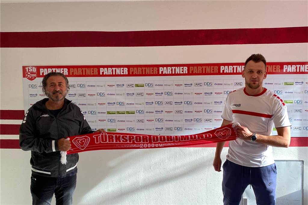 Türkspor Dortmund schlägt das vierte Mal beim gleichen Verein zu Neuzugang Aldin Kljajic (r.) mit Türkspors Präsident Dr. Akin Kara.