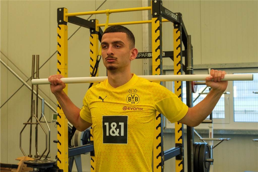 BVB-U23 muss auf Lewandowski und Co. Rücksicht nehmen: Trainingsstart unter erschwerten Bedingungen Baran Mogultay hält sich eine Stange hinter den Rücken.