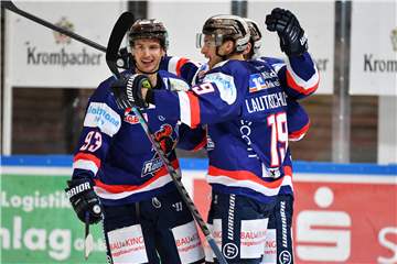 Neuzugang Casey Bailey (li.), hier mit Julian Lautenschläger und Brent Raedeke (verdeckt), war gegen Wolfsburg der Matchwinner und blickt mit den Iserlohn Roosters auf einen gelungenen Saisonstart zurück - auch ohne Fans in der Halle.
