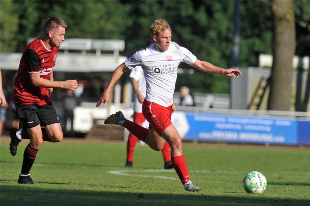 TuS Wüllen hofft aufs Halbfinale der Stadtmeisterschaft Neuzugang Christian Rosing (r.) traf im Spiel gegen SF Graes bereits in der ersten Minute für Eintracht Ahaus.