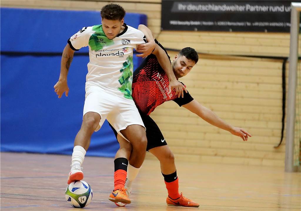 Unser Team der Zwischenrunde: Ein Spieler aus der Kreisliga A ist mit dabei Neuzugang Fabien Garando (l.) überzeugte beim VfR Sölde sofort.
