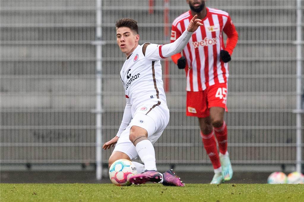 BVB-U23 verpflichtet talentierten Mittelfeldspieler: Entscheidung bei Njinmah naht Franz Roggow stoppt den Ball.