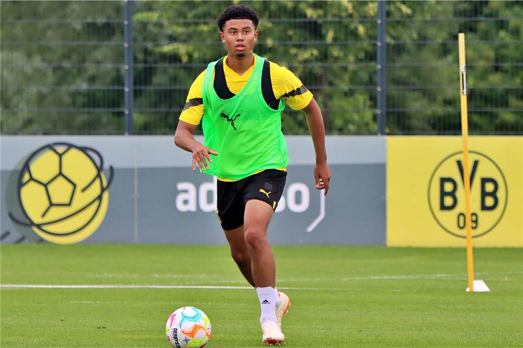 Leonardo Posadas läuft mit dem Ball.