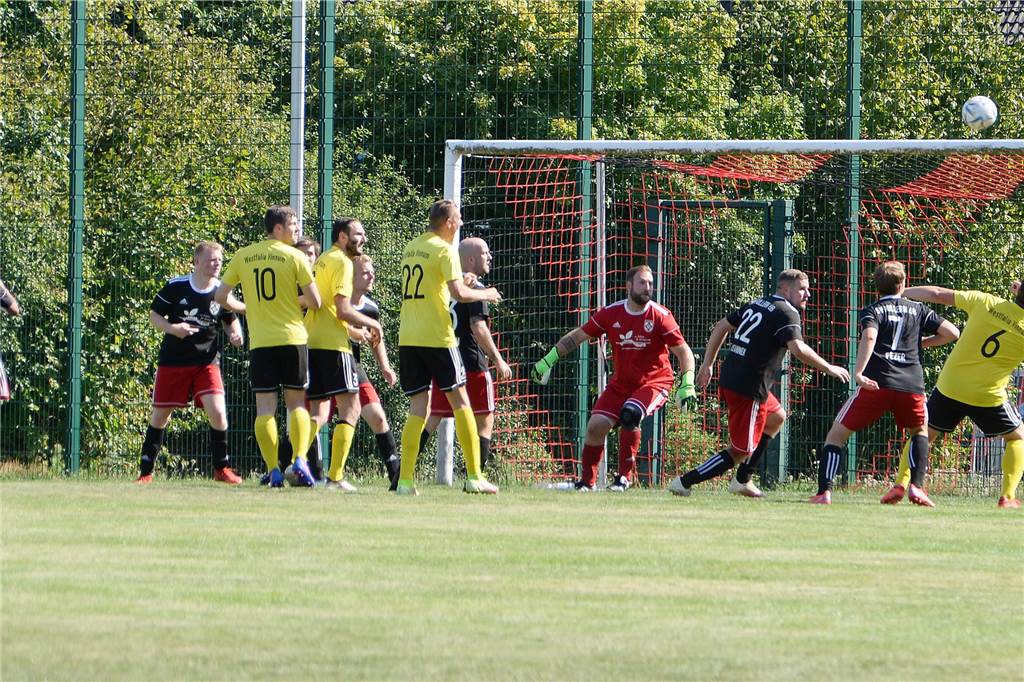 Noch ein Neuzugang für Hullern - „Jetzt können wir beruhigt schlafen“ Neuzugang Kevin Ring (4.v.r.) stand sowohl im Kreispokal gegen Westfalia Vinnum als auch beim Ligaauftakt gegen Concordia Flaesheim II schon im Hullerner Tor.