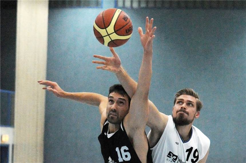 LippeBaskets Werne belohnen sich nicht Neuzugang Leif Brüggendieck (r.) und LippeBaskets Werne haben ihr erstes Heimspiel knapp mit 75:76 gegen den TVE Barop verloren.