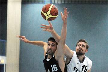 Neuzugang Leif Brüggendieck (r.) und LippeBaskets Werne haben ihr erstes Heimspiel knapp mit 75:76 gegen den TVE Barop verloren.