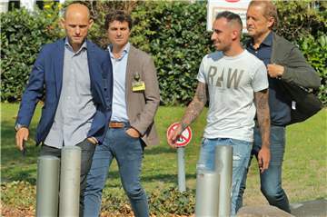 Neuzugang Paco Alcacer muss noch mindestens zwei Wochen auf seinen ersten BVB-Einsatz warten.