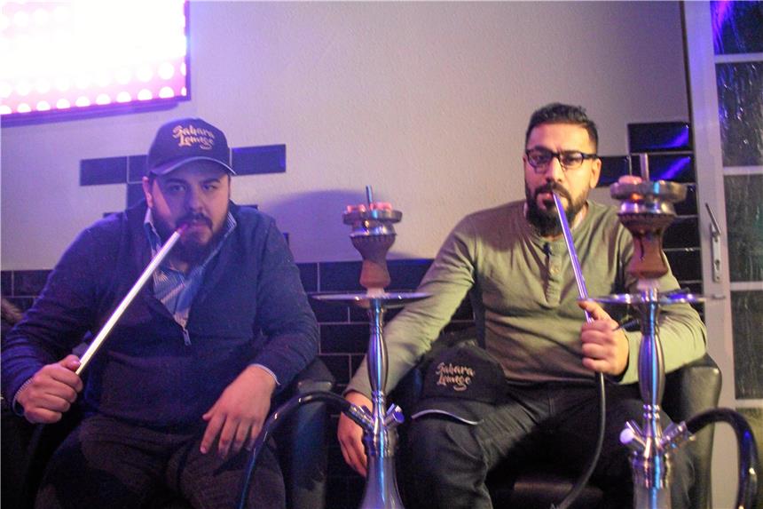 Warum ist Shisha rauchen im Trend? Nevrus Cana, Inhaber der Sahara Lounge, neben Kumpel Ali Kassem, der regelmäßig in der Sahara Lounge zu Gast ist.