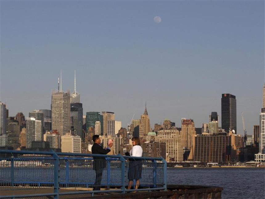 Steigende Hotelpreise: Teure Pflaster New York und Hong Kong New York lockt mit vielen Sehenswürdigkeiten. Die lokalen Hotelpreise gehören leider nicht dazu. Der Durchschnittspreis stieg hier laut Hotelportal Hotel.de um satte 42 Prozent. Foto: Gary Hershorn