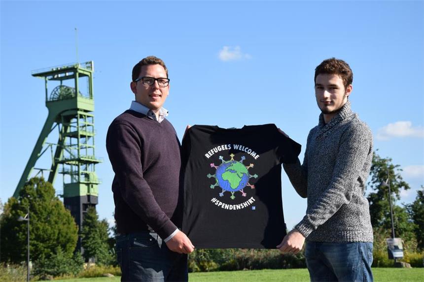 Castrop-Rauxeler verkaufen „Willkommens“-Shirts Nexeps-Gesellschafter Sebastian Thelen und der Auszubildende Joshua Chapelar präsentieren das "Refugees welcome"-T-Shirt.
