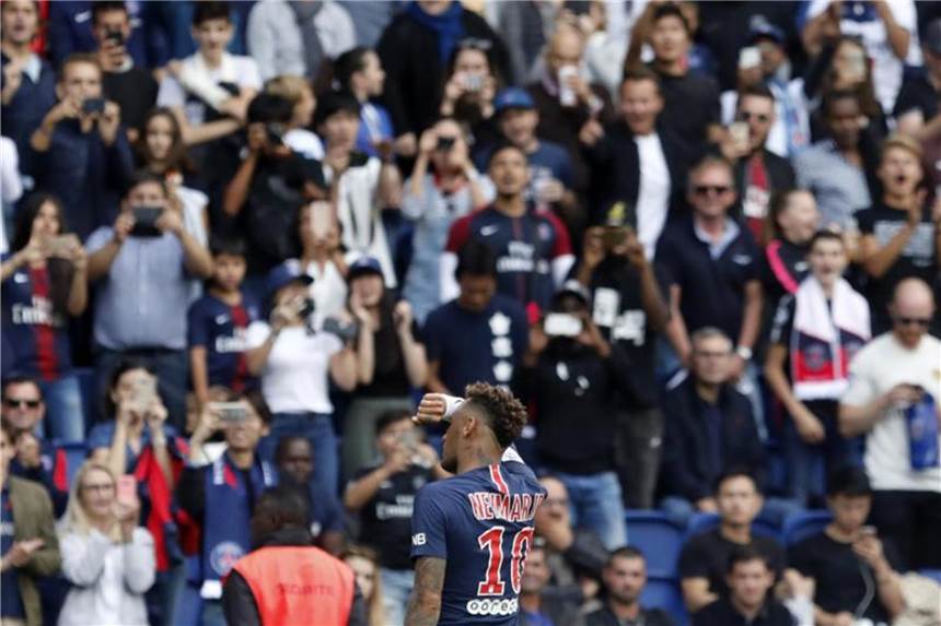 Kehrer-Fehler ohne Folgen: PSG besiegt Angers Neymar erzielte das 3:1 beim Heimsieg gegen Angers. Foto: Laurent Cipriani/AP
