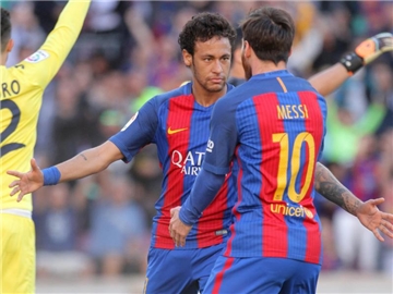 Neymar jubelt mit Messi über einen Treffer gegen Villarreal. Foto: Joma