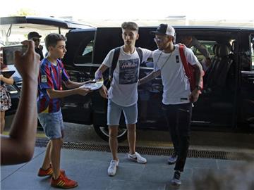 Neymar vor dem Abflug aus Barcelona. Foto: Manu Fernandez