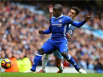 N'Golo Kanté (v) vom FC Chelsea ist Englands Fußballer des Jahres. Foto: Nigel Roddis
