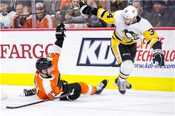 NHL-Profi Tom Kühnhackl (r.) siegte mit Pittsburgh gegen die Philadelphia Flyers. Foto: Chris Szagola/CSM via ZUMA Wire