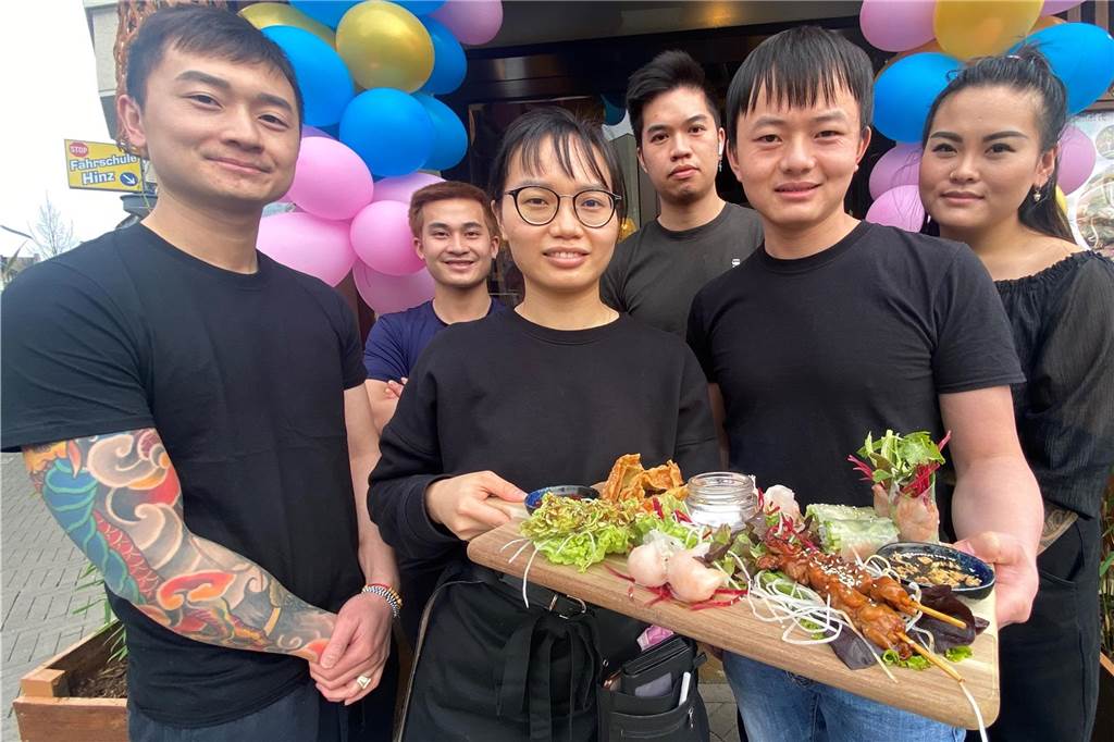 Das sind die zwölf besten Restaurants in Castrop-Rauxel – laut Google Nhu Nguyen und sein Team präsentieren eine Vorspeisenplatte vor dem Restaurant Di An Di.