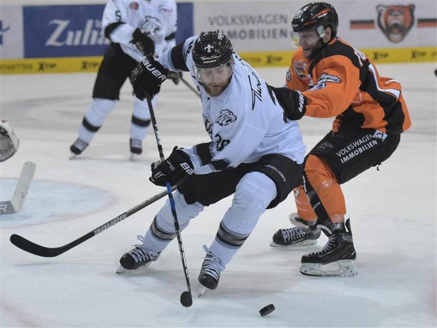 Nürnberg Ice Tigers verlängern mit Verteidiger Torp Nichlas Torp (M) hat seinen Vertrag bei den Nürnbergern bis 2018 verlängert. Foto: Silas Stein
