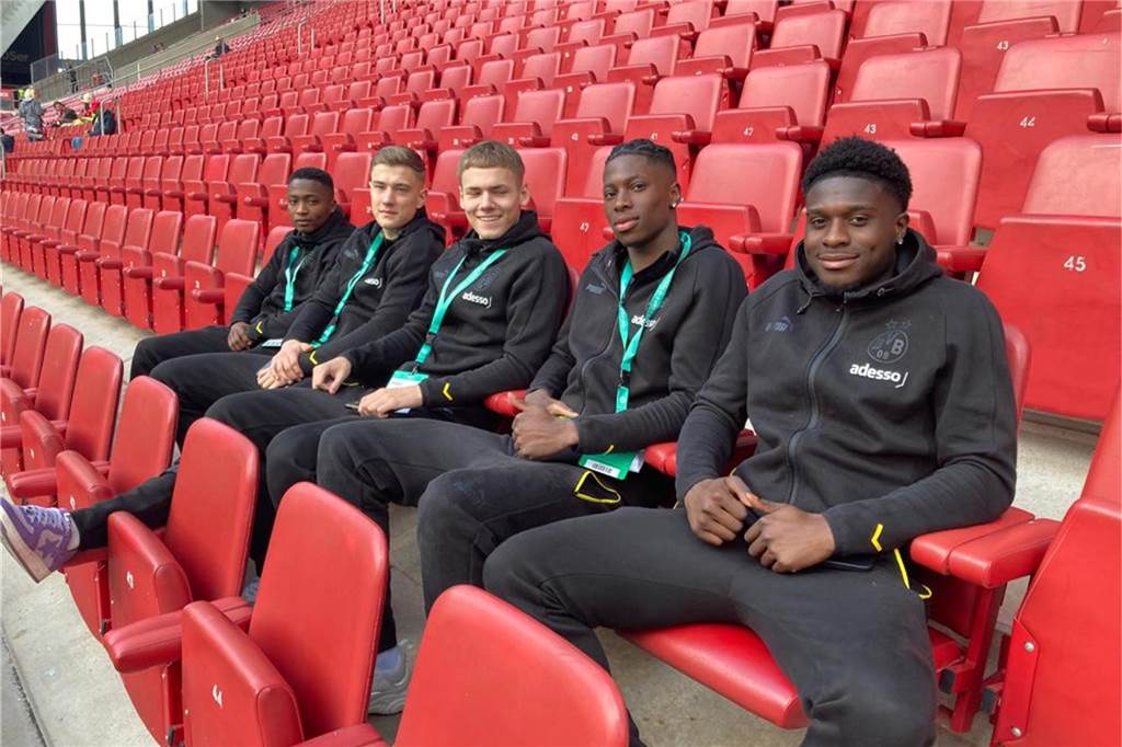 Fünf Spieler sitzen auf der Tribüne.