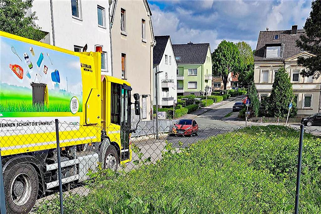 Park- und Müll-Situation im Linnenweg: Großes Chaos, kreative Anwohner Nicht alle EDG-Fahrer lassen sich von den parkenden Autos und damit von der schmalen Zufahrt Richtung Siedlung und Abfalltonnen abhalten.