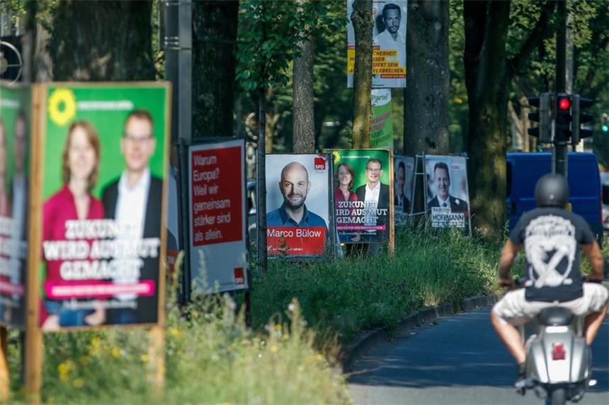 Nicht alle Wahlplakate werden von den Parteien finanziert. Kandidaten, die über den Standard hinaus plakatieren wollen, eine eigene Internetseite betreuen lassen, Bühnen, Bands oder Bullis für ihren Wahlkampf einsetzen, müssen dafür in die eigene Tasche greifen.