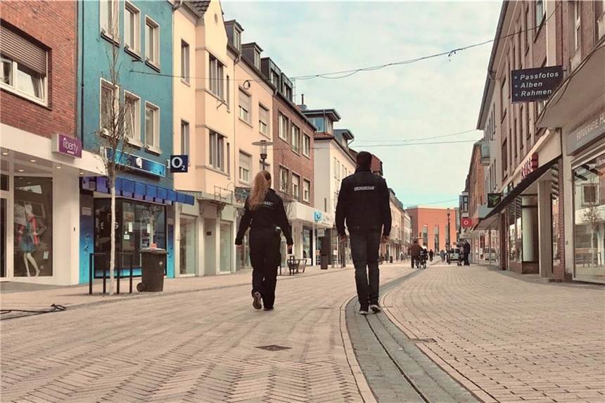 Stadt stellt mehr Personal für den Kampf gegen die Corona-Pandemie ab Nicht allein der Kommunale Ordnungsdienst (KOD), der im unmittelbaren Kontakt mit den Bürgerinnen und Bürgern über die jeweils gültigen Schutzregeln informiert und die Einhaltung kontrolliert, wird verstärkt. Das Foto entstand im April.