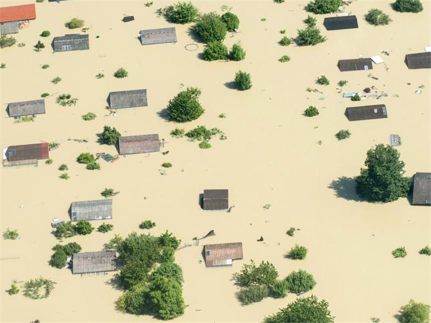 Hochwasser-Spenden sollen bald verteilt werden Nicht als Wasser: Dächer ragen nahe Deggendorf in Bayern nach einem Dammbruch der Donau. Foto: Armin Weigel/Archiv