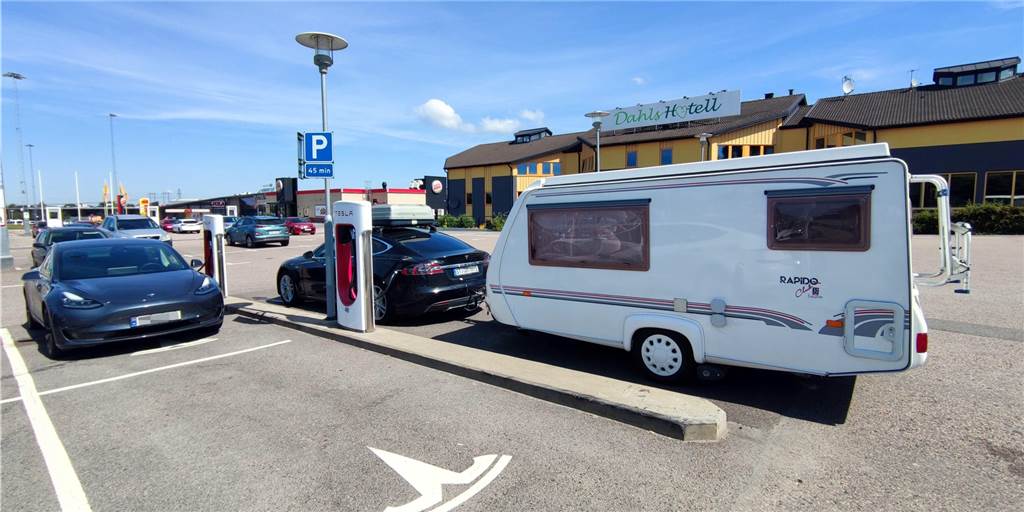 Mit Elektroauto und Wohnwagen vom Westmünsterland bis nach Schweden Nicht an jeder Ladestation so wie auf dem Foto im schwedischen Löddeköpinge kann der Wohnwagen am Haken des Autos bleiben. Das erspart aber zusätzliche Zeitverluste beim An- und Abkuppeln des Anhängers beim Ladevorgang. Das erspart aber zusätzliche Zeitverluste beim An- und Abkuppeln des Anhängers beim Ladevorgang.