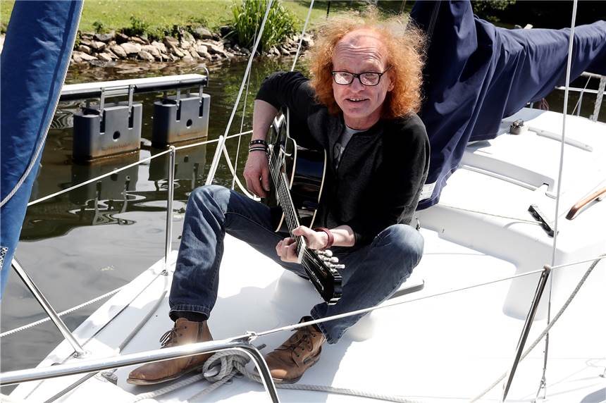 „Cookie & Friends“ eröffnen den musikalischen Sommer am See in Haltern Nicht auf aber am See spielt Cookie mit seinen „Friends“ am kommenden Sonntag an der Kajüte.