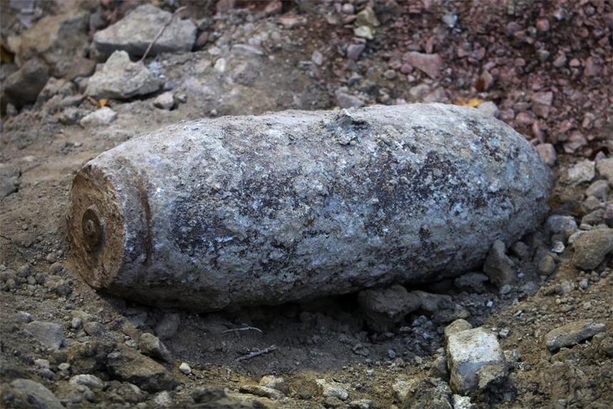 Weltkriegsbombe bei A40 entschärft Nicht der erste Bombenfund an der A40: Diese Bombe aus dem Zweiten Weltkrieg sorgte im November 2014 für eine Vollsperrung der A40 bei Mülheim.